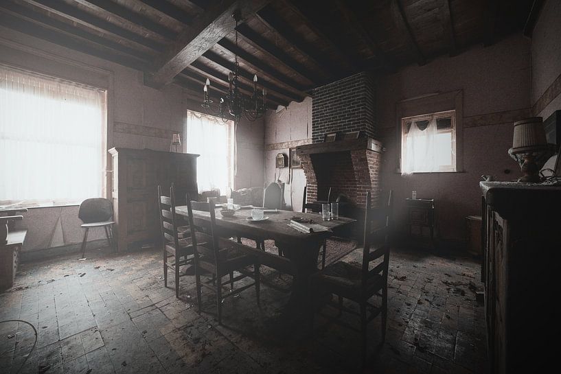 SALLE À MANGER ABANDONNÉE par romario rondelez