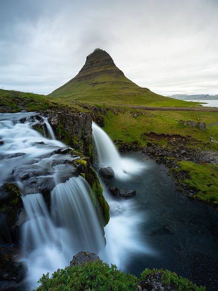 Wasserfall und Berg Kirkjufell auf der Halbinsel Snaefellsnes, Island von Teun Janssen