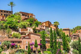 Vue idyllique du vieux village de Deia, Majorque sur Alex Winter