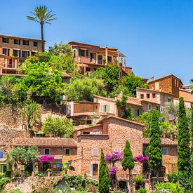 Idyllisch uitzicht op het oude dorp Deia, Mallorca van Alex Winter