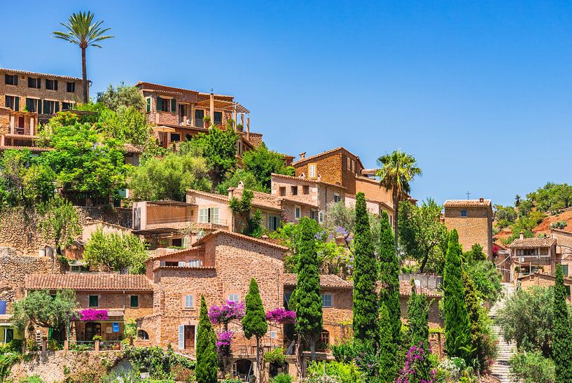 Idyllisch uitzicht op het oude dorp Deia, Mallorca van Alex Winter