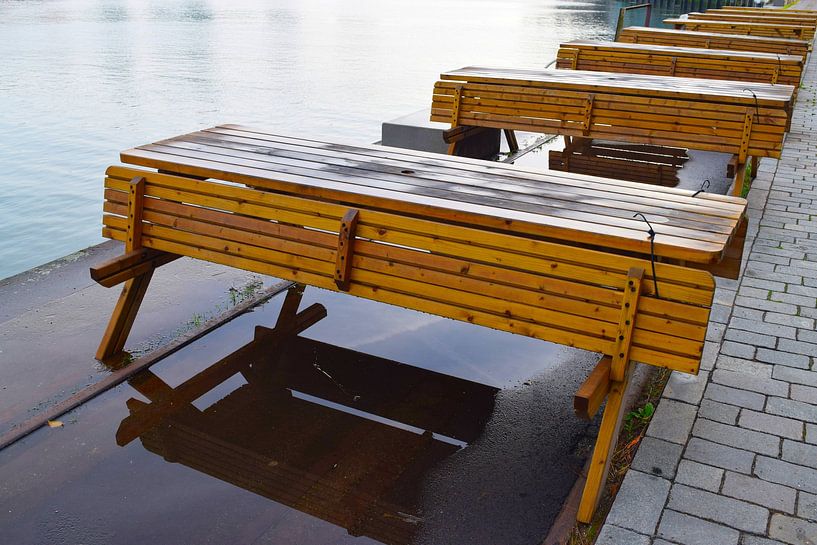 Picknickbank am Wasser nach einem Regenschauer von Studio LE-gals