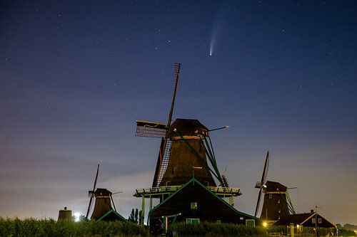 la comète s'élève au-dessus des moulins zaanse schans