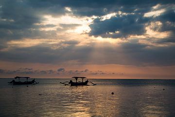 Sunset op Bali Indonesië van Willem Vernes
