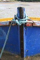 Vastgelegde boot op strand