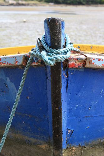 Vastgelegde boot op strand