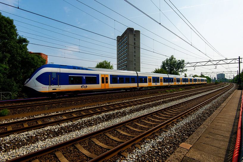 Het Nederlandse spoor met trein bij Utrecht van Kaj Hendriks