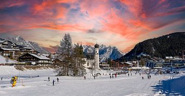 Panorama-Wintersport-Skigebiet in den österreichischen Tiroler Bergen in Seefeld bei Sonnenuntergang von Animaflora PicsStock