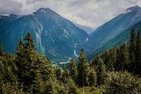 Chute d'eau dans les montagnes en Autriche