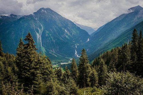 Wasserfall in den Bergen in Österreich