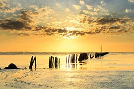 Watten bei Ebbe mit einer Reihe von Stangen.