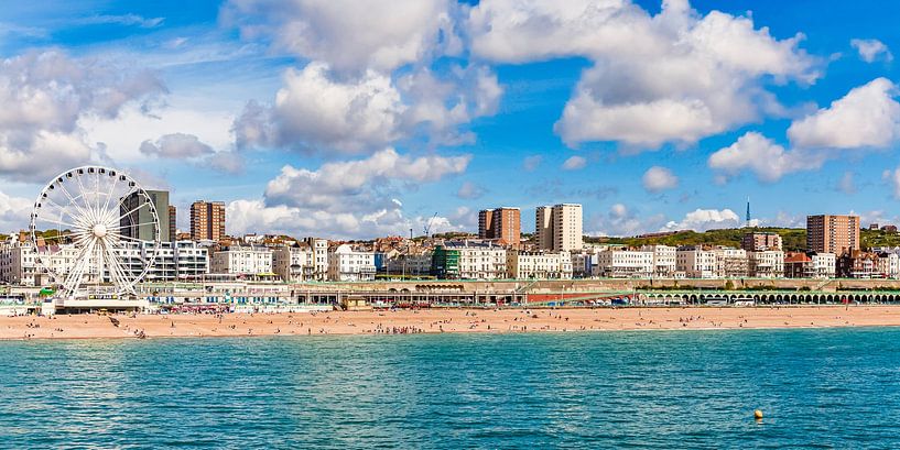Skyline Brighton mit dem Riesenrad am Strand - England von Werner Dieterich