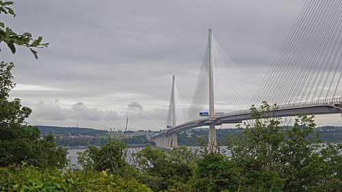 Queensferry Crossing en Forth Road Bridge bij Edinburgh