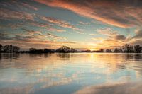 Eau haute ad Waal au coucher du soleil