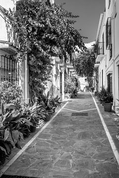 Straatje in Marbella in zwart-wit van Manfred Voss, Zwart-Wit Fotografie