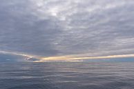 Rustgevend zeelandschap in de buurt van Spitsbergen van Sven Scraeyen thumbnail