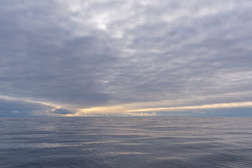 Rustgevend zeelandschap in de buurt van Spitsbergen van Sven Scraeyen