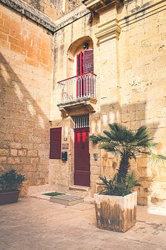 Mediterraans huis met rode voordeur | Reisfotografie van Daan Duvillier