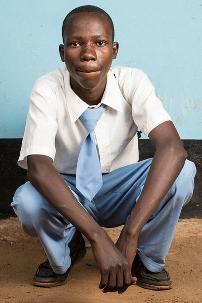 Een leerling middelbare school in Tanzania van Jeroen Middelbeek