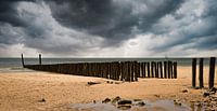 Dunkle Wolken über dem Strand von Zoutelande von Marjolein van Middelkoop Miniaturansicht