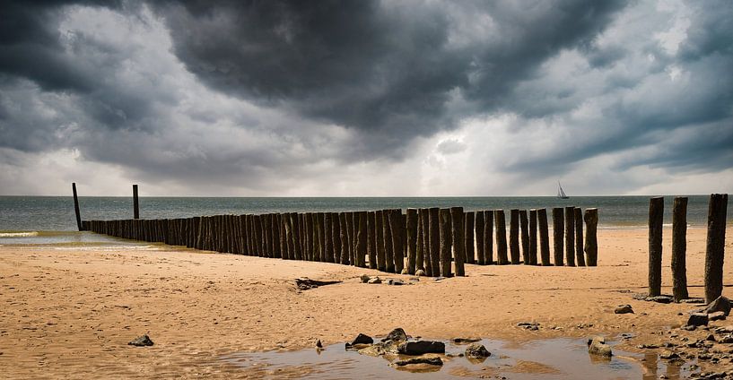 Dunkle Wolken über dem Strand von Zoutelande von Marjolein van Middelkoop