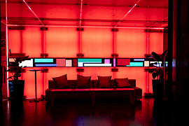 Neon-rot erleuchtete Hotel-Lobby mit schönen Lichteffekten und gemütlichem Sofa von Your Happy Life