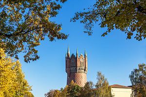 Blick auf den Wasserturm in der Hansestadt Rostock im Herbst