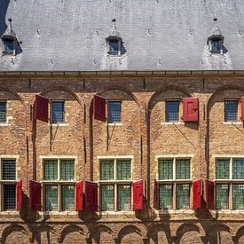 Ramen van historisch gebouw in Middelburg Zeeland Nederland. van Bart Ros