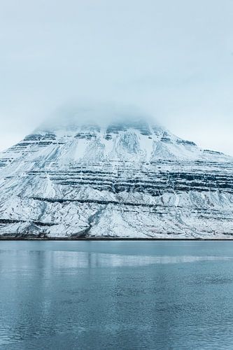 Verschneiter Berg am Meer