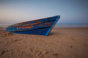 Oude boot op het strand