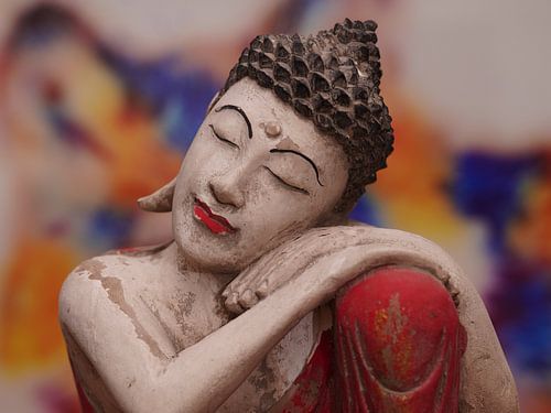 Inspirierender Buddha in farbenfroher Pracht gezoomt