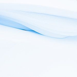 Minimalistische und abstrakte Strukturen und Details im Schnee, verursacht durch Schneeverwehungen m