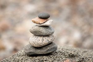 Stein auf Stein für eine Mediation mit schönen erdigen Farben von Karijn | Fine art Natuur en Reis Fotografie