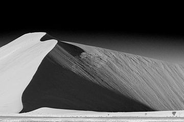 Zandduinen bij Sessriem (Namibië). van Kees Kroon