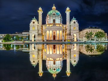 De Karlskirche in de stad Wenen in Oostenrijk. van Voss fotografie