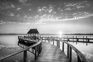 Zonsopgang bij de Hemmelsdorfer See bij Timmendorfer Strand. Zwart-wit beeld. van Manfred Voss, Schwarz-weiss Fotografie