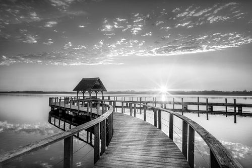 Zonsopgang bij de Hemmelsdorfer See bij Timmendorfer Strand. Zwart-wit beeld.