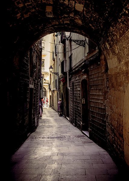The narrow alleys of Barri Gotic, Barcelona by Jonas Röjestål