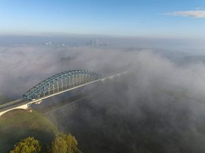 Nebelige IJssel aus der Vogelperspektive an der Oude IJsselbrug