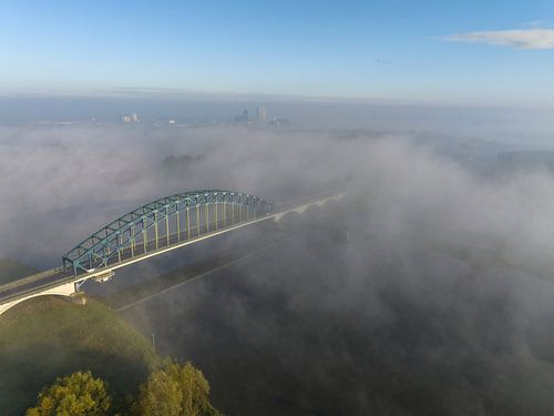 Mistige IJssel vanuit de lucht bij de Oude IJsselbrug