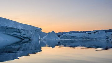 Reflectie van ijsbergen tijdens zonsondergang