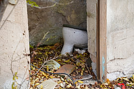 alter Gebäudeteil mit Toilette in Halle Saale in Deutschland