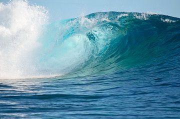 Pacifique grosse vague dans le bleu de l'océan