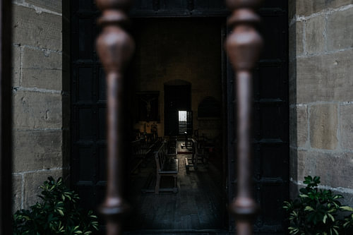 Hinter dem Zaun: eine baskische Dorfkirche