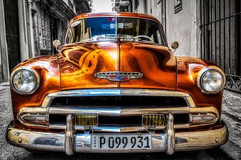 Gouden oldtimer in de oude stad van Havana Cuba