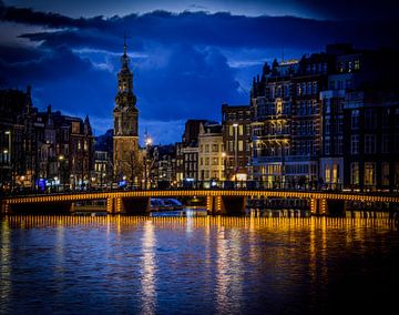 Het blauwe uurtje in Amsterdam van Michelle van den Boom