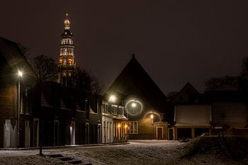 De Middelburgse Lange Jan in een besneeuwde nacht.
