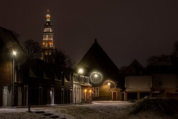De Middelburgse Lange Jan in een besneeuwde nacht. van Robbert De Reus