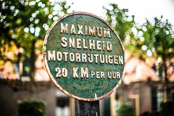 Sfeervol ontwerp van verkeersteken in Hollands dorp van Fotografiecor .nl