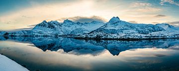 Zonsondergang boven een kalm winters meer op de Lofoten in Noorwegen